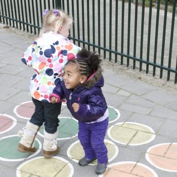 Spelende peuters Kinderkoepel Kroon serie